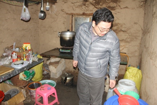 视察班戈日阿项目驻地厨房