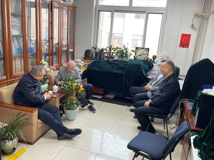 看望郑绵平院士