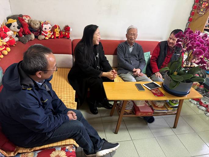 看望胡云中所长